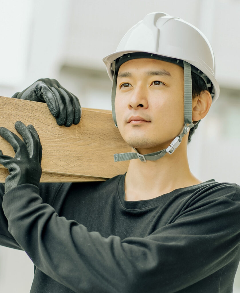 木材を運ぶ職人